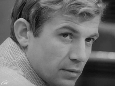 Человек в проходном дворе