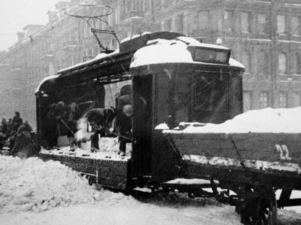 Трамвай идёт на фронт