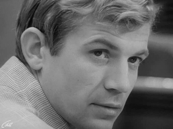 Человек в проходном дворе