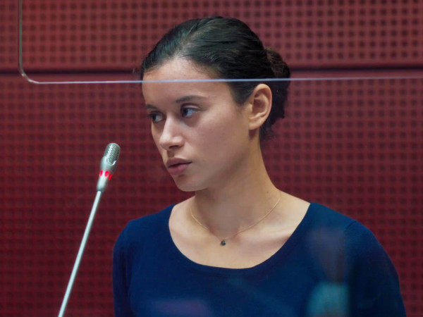 Девушка с браслетом