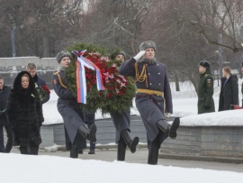 Торжественно-траурная церемония возложения венков и цветов, посвящённая 82-й годовщине полного освобождения Ленинграда от фашистской блокады. Прямая трансляция с Пискарёвского мемориального кладбища