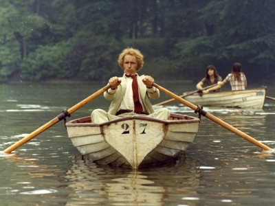 Высокий блондин в черном ботинке