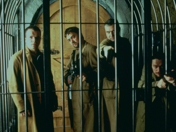 Карты, деньги, два ствола (6)