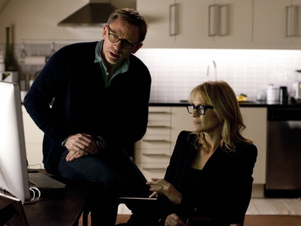 Девушка с татуировкой дракона (4)