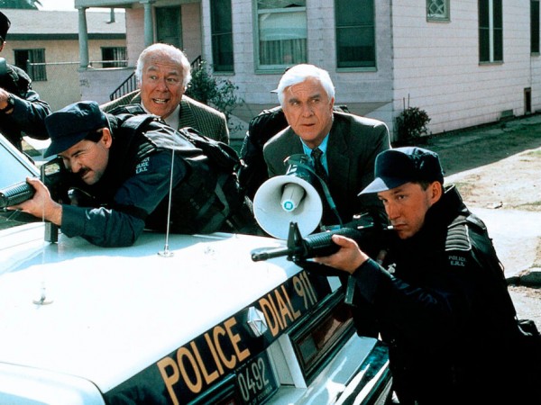 Голый пистолет 2 1/2: Запах страха (4)